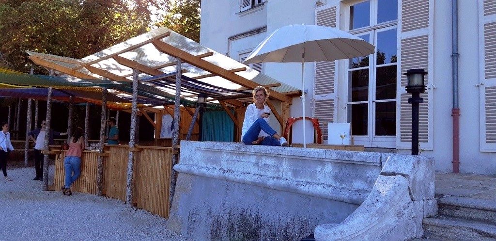 boire un verre au bord de l'eau 